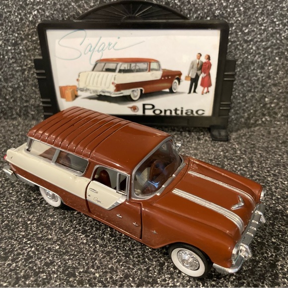 Vintage Road Champs ‘Fabulous 50’s’
Die Cast Vehicle
1955 PONTIAC SAFARI - Picture 12 of 13